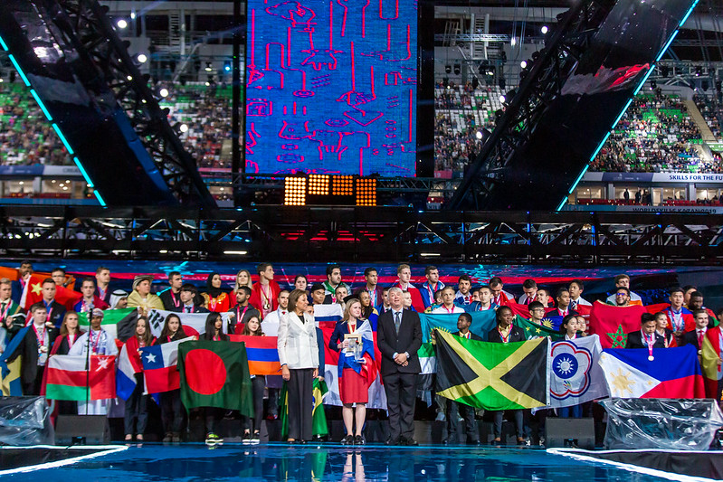 Participants avec leurs drapeaux lors de la cérémonie de cloture de WorldSkills